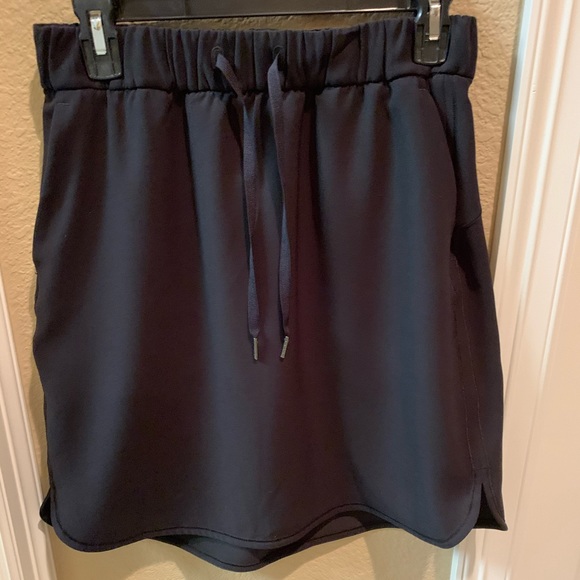 Lululemon On the Fly Skirt. Sz 8. Black.